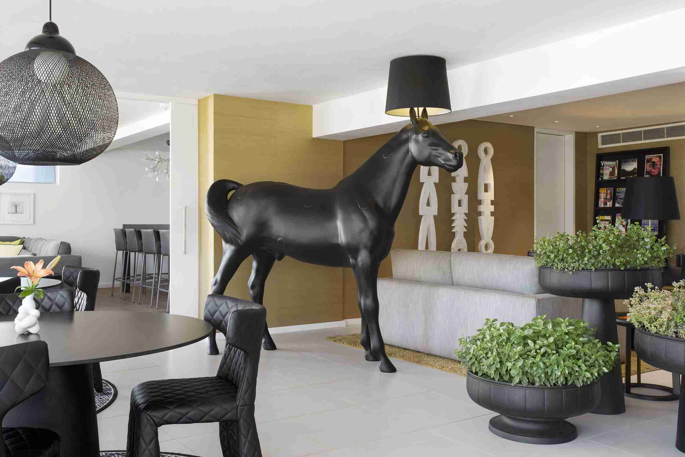 E27 made in china modern black horse shape reception floor lamp for hotel